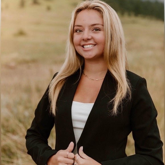 Meet your Posher, Emily - Picture 2 of 6